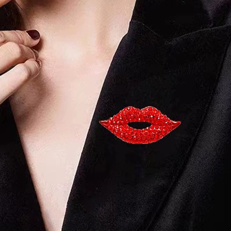 Embroidery Lips - เข็มกลัดรูปปากคริสตัลสีแดงสุดเซ็กซี่สำหรับผู้หญิง เครื่องประดับเสื้อผ้าสุดหรู อุปกรณ์เสริมแฟชั่น