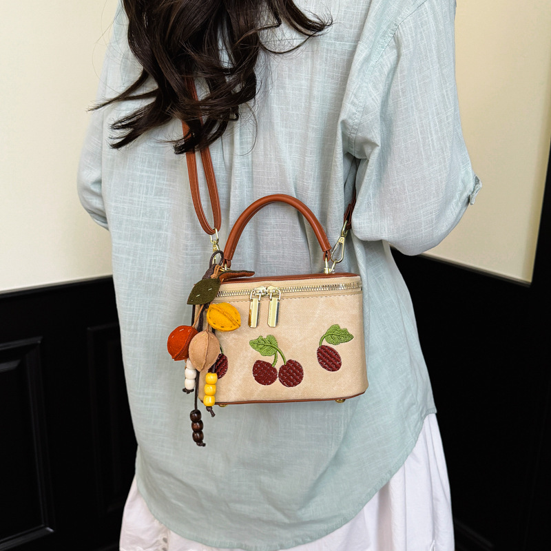 กระเป๋าถือวินเทจลายปักเชอร์รี่ - Embroidery Charm บทวิจารณ์และราคา